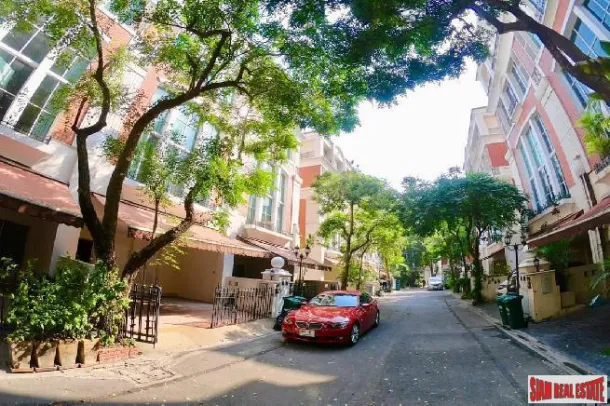 Elegantes Stadthaus über 4,5 Etagen, 4 Schlafzimmer mit einem Zimmer für das Personal zu vermieten in Thong Lor.