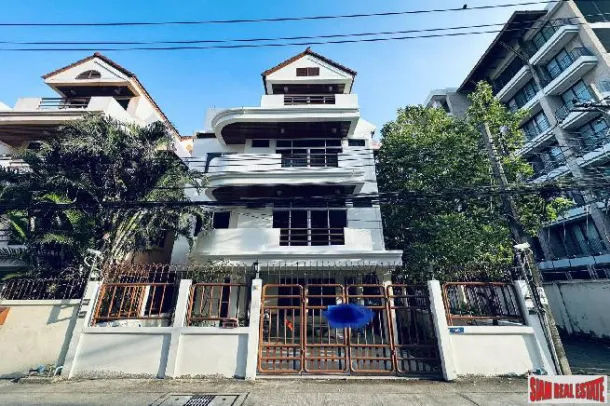 Hermosa Casa de Cinco Dormitorios + Cuarto de Servicio con Jardín Tropical en Alquiler en Phormphong, Bangkok