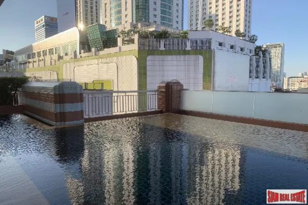 Manhattan Chit Lom - Salon Spacieux et Vues sur la Ville dans ce Condominium de Deux Chambres à Louer à Ratchathewi