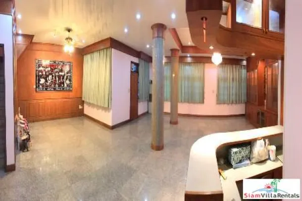 Extra großes Stadthaus mit Bürooption in Bangna, Bangkok