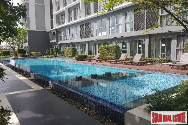 Ideo Mobi Sukhumvit - Loft Duplex avec Deux Chambres et Vue sur Piscine à Louer à On-Nut