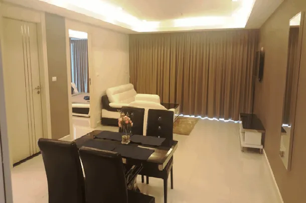 Luxuoso Apartamento Grande de 2 Quartos para Alugar em Pratumnak Hills Pattaya, Muito perto de Cosy Beach