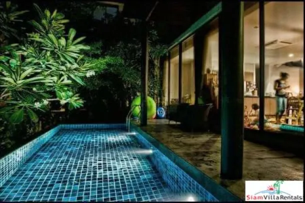 Elegantes und moderne viereckige Haus mit privatem Pool zu vermieten in Ekkamai, Bangkok