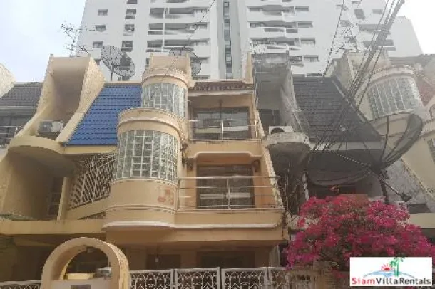Grande Maison de Ville à Louer dans un Emplacement Pratique, Sukhumvit Soi 10