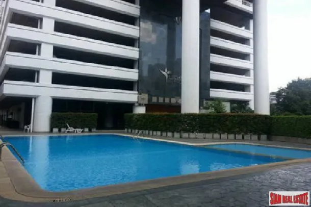 Richmond Palace - Grand Condominium Immaculé de Trois Chambres à Louer sur Sukhumvit 43