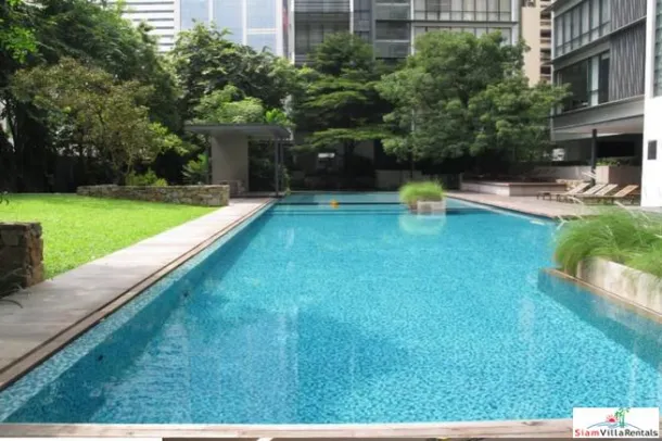Domus Sukhumvit 18 - Genießen Sie Garten- und Poolblick von diesem modernen Drei-Schlafzimmer-Apartment in Sukhumvit 18