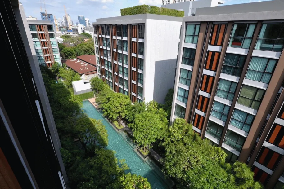 Blossom Condo @ Sathorn - Charoenrat - Vues sur la ville depuis cette nouvelle unité de 2 chambres à louer à Bangkok.
