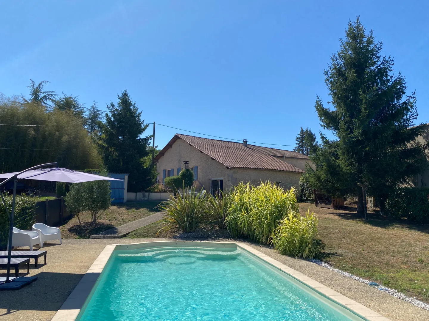 Encantadora propiedad de 3 dormitorios con piscina climatizada – Cerca de Aubeterre-sur-Dronne