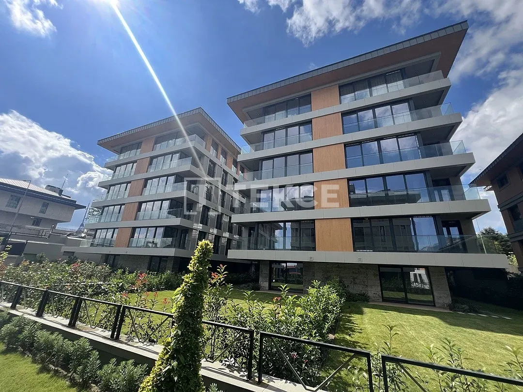İstanbul Üsküdar'da Havuzlu Güvenli Bir Sitede Daireler