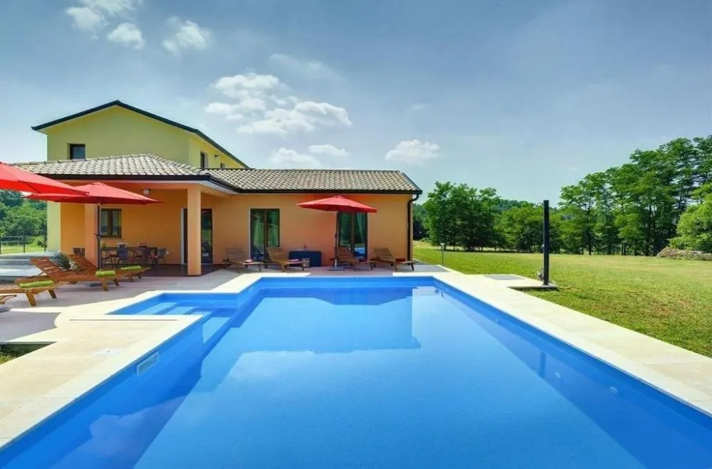 Villa de 6 Dormitorios en Tinjan