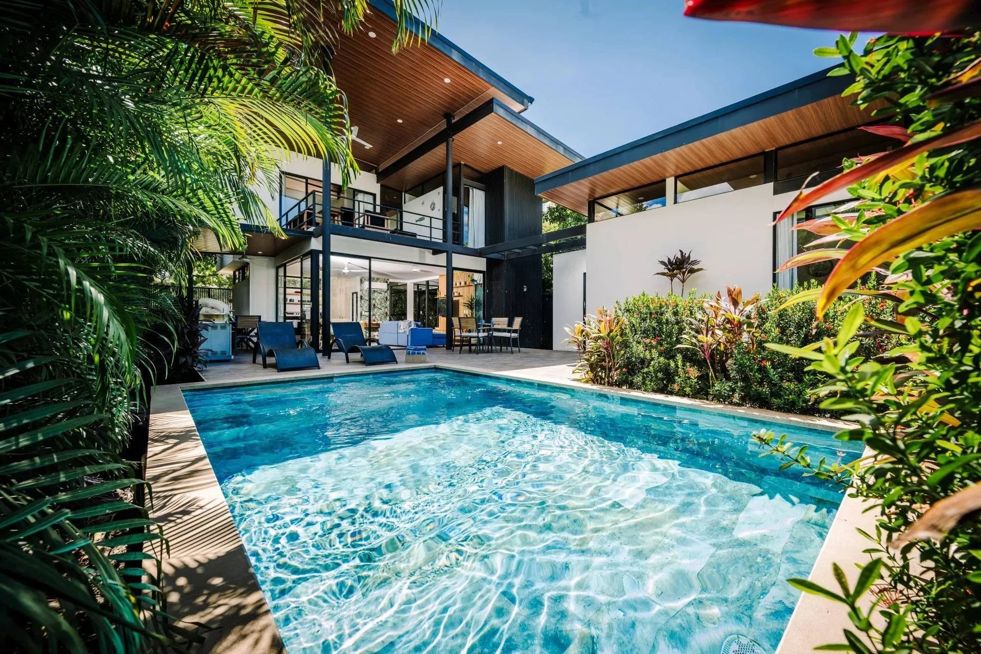 Casa Tropicale Moderna con Piscina Privata e Studio Indipendente