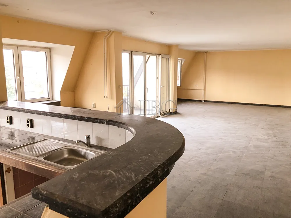 Cobertura Espaçosa de 270 m² com Sauna e 3 Varandas
