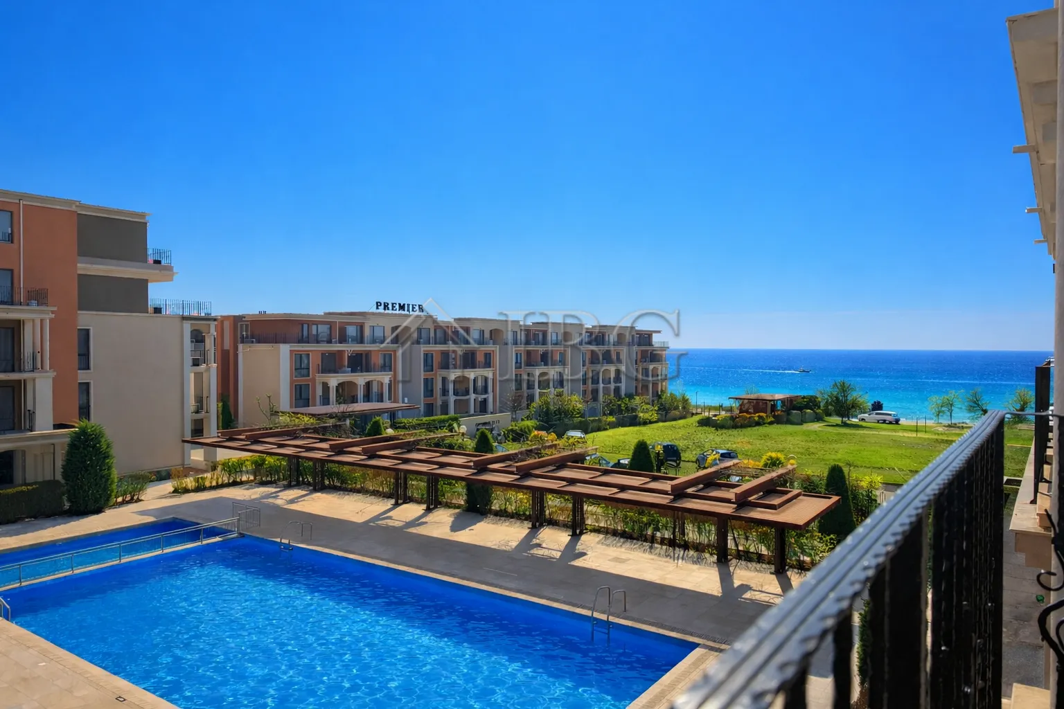 Deniz ve Havuz Manzaralı İlk Sırada 1 Yatak Odalı Daire | Premier Fort Beach, Sveti Vlas