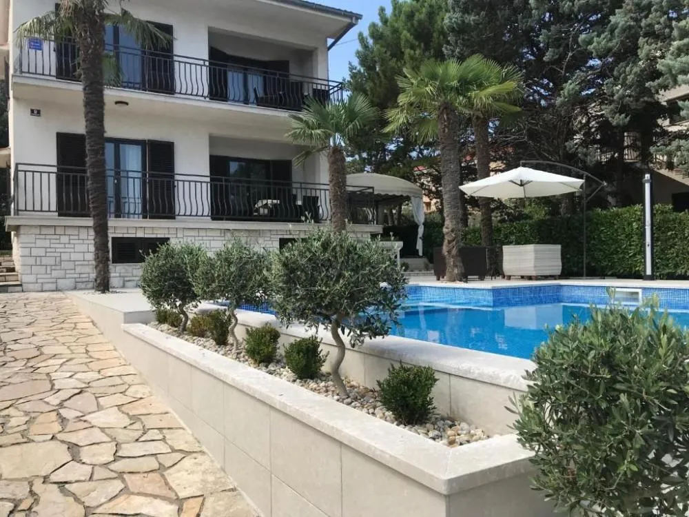Villa de 4 dormitorios en Malinska, Malinska-Dubašnica
