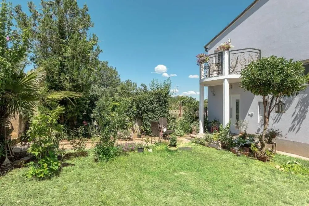 8 Bedroom Other in Valdebek, Pula