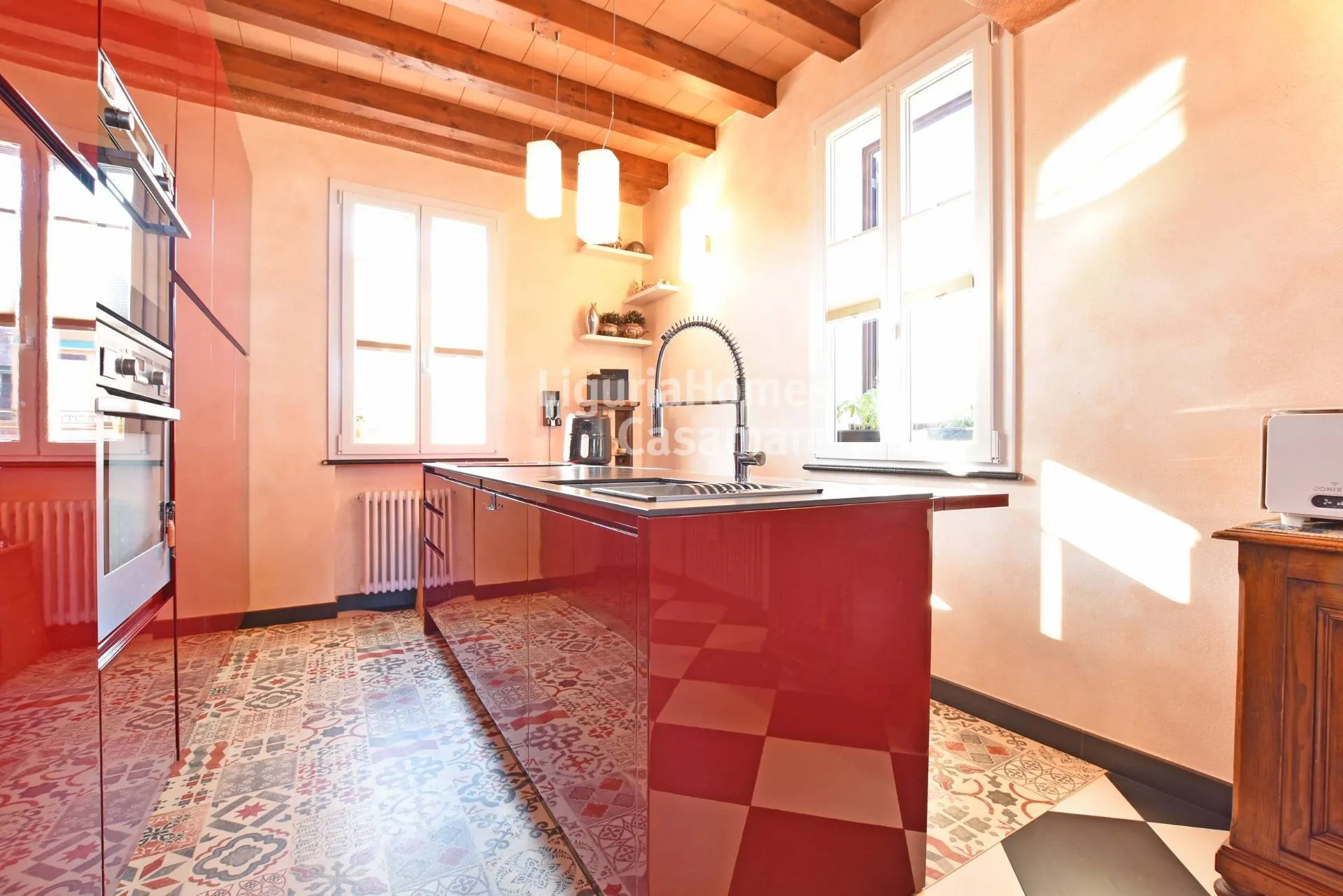 Appartement en bord de mer à vendre à Loano, avec terrasse et vue sur la mer.