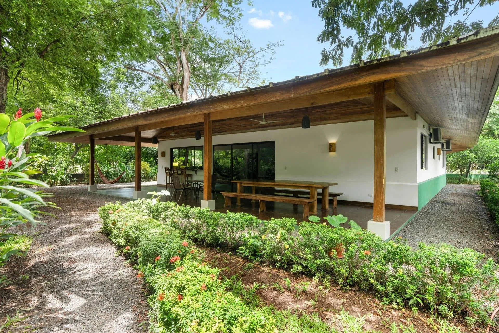Spacieuse Propriété Tropicale avec Maison d'Invités à Surfside, Potrero