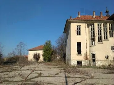 Ruse yakınında iki bina ve geniş arazi