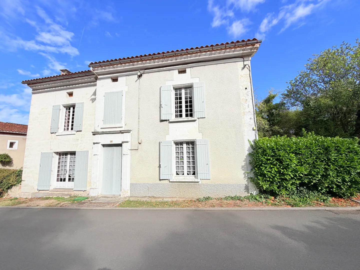 Casa de Aldeia com Três Quartos, Garagem e Jardim – Perto de Chalais
