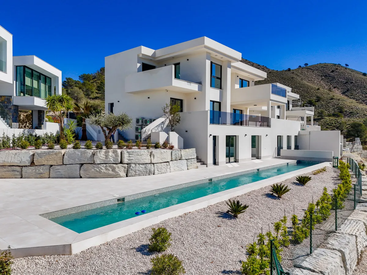 South-facing 8-bed modern villa with sea and mountain views in Finestrat